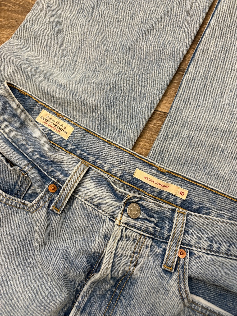 Levi’s Wedgie Straight Jeans Light Wash High Rise Size 30 - Picture 4 of 4